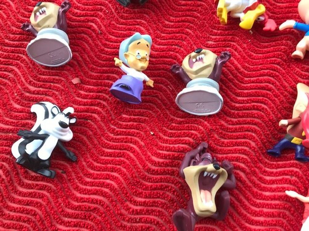 27 figurines de bandes dessin&eacute;es ou dessins anim&eacute;s 