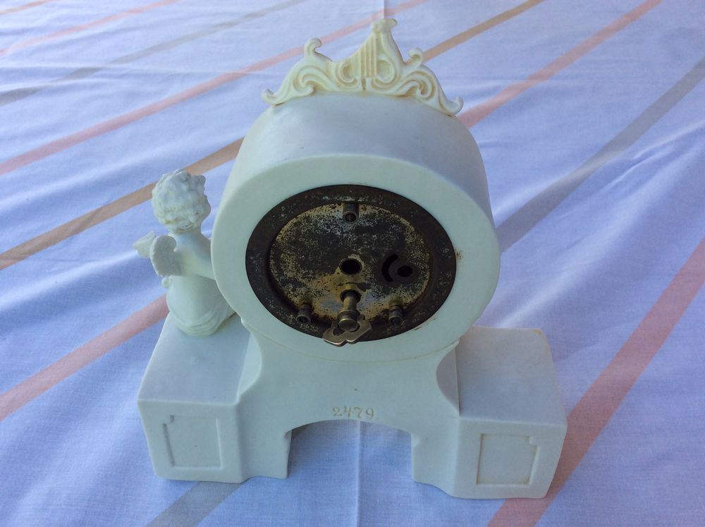 Pendulette socle biscuit go&ucirc;t S&egrave;vres angelot lisant TBE Décoration