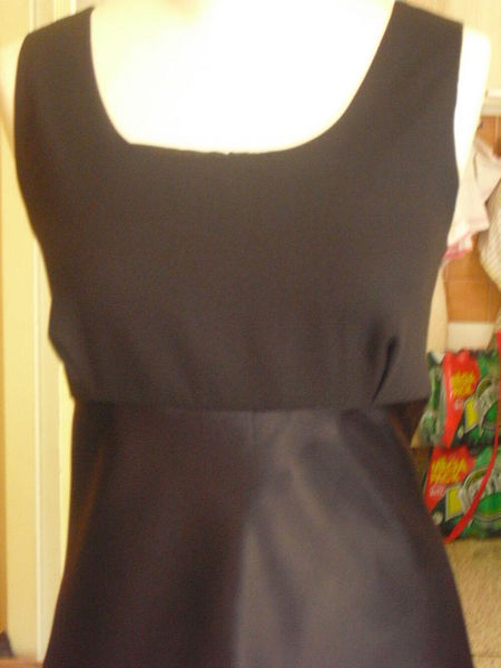 roba noire bi mati&egrave;re &eacute;vas&eacute;e satin&eacute;e taille 34/36 Vêtements