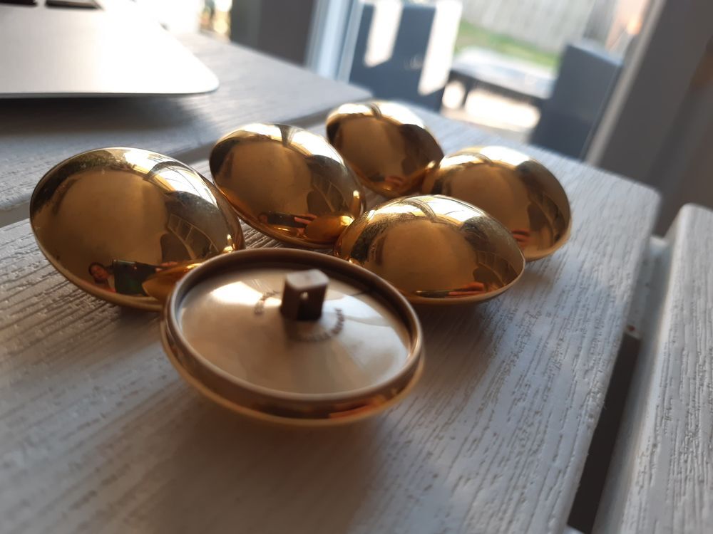 Lot 6 boutons bomb&eacute;s D 3cm plastique dor&eacute; Bijoux et montres