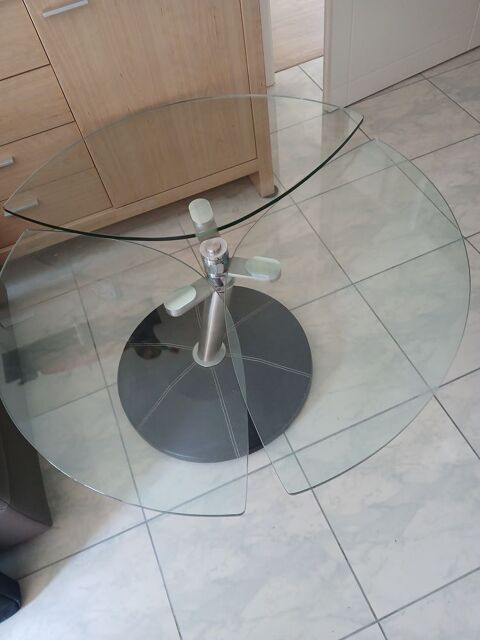 Table  de  salon en verre,3 plateaux.  Etat neuf. 250 Belfort (90)
