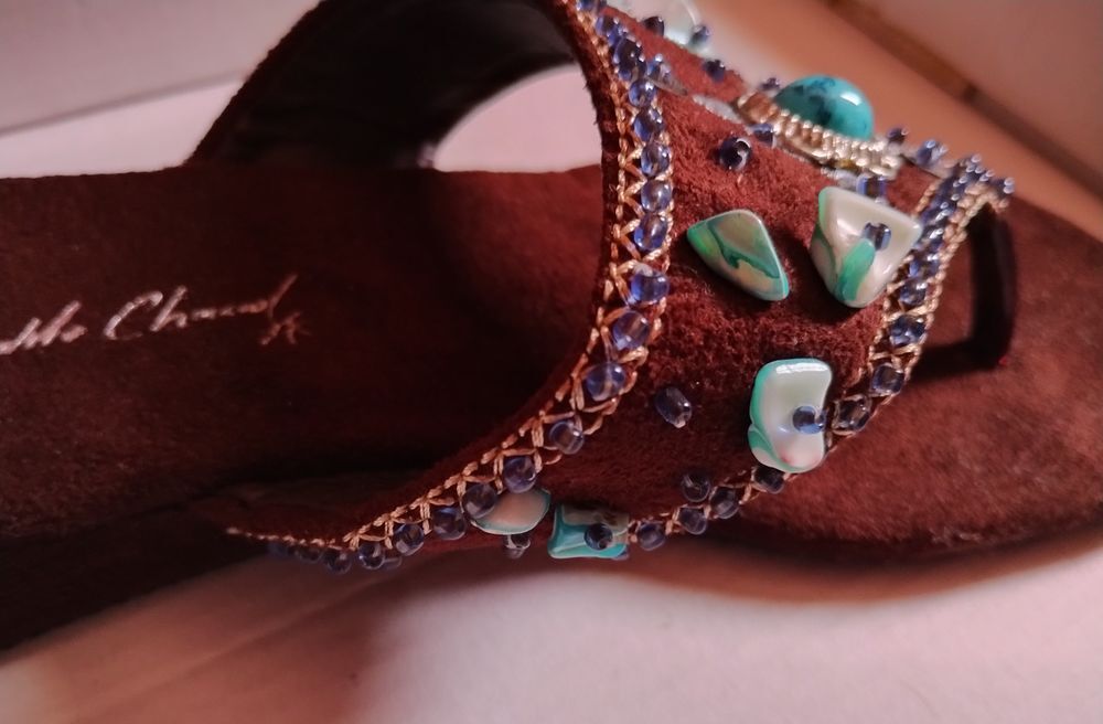 Tongs pour femme en velours marron avec pierres Chaussures