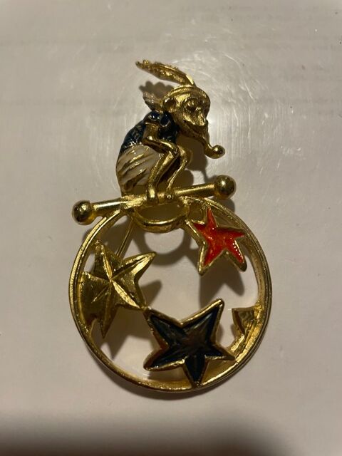Broche dorée CIRCUS avec singe ballon étoilé MUSEE ANTIGONA 125 Vigneux-sur-Seine (91)