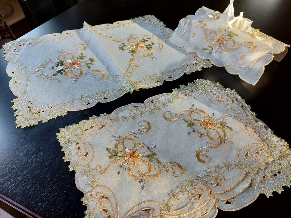 Nappe brod&eacute;e, napperons et couvre bo&icirc;te kleenex Décoration