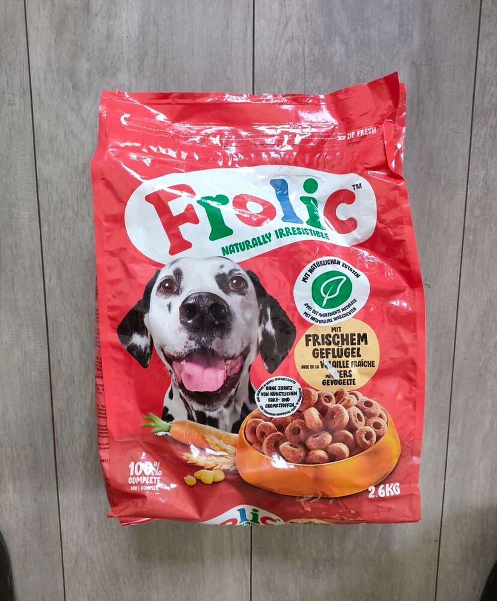   Sacs de croquettes Frolic pour chien. 