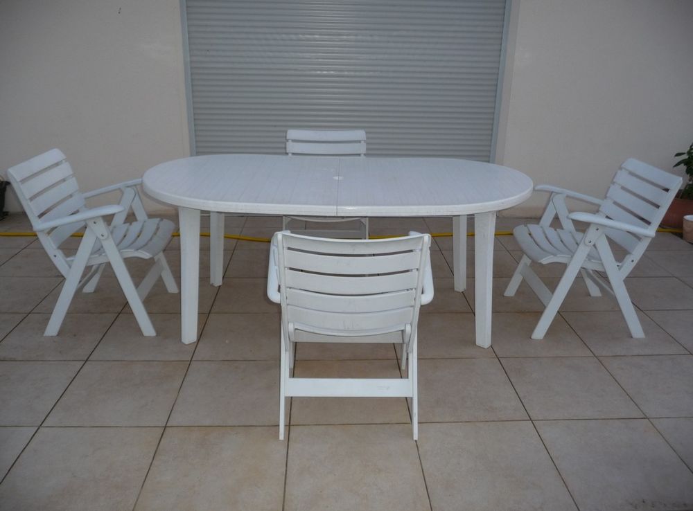 Grande table ovale marque Grosfillex et 4 fauteuils Meubles