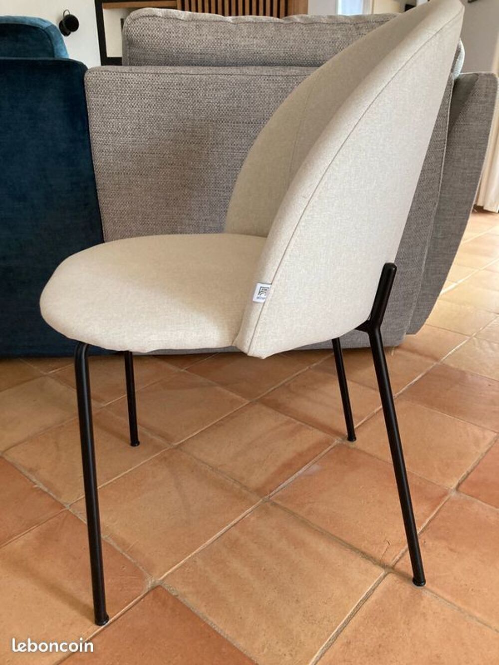 CHAISES alin&eacute;a Meubles