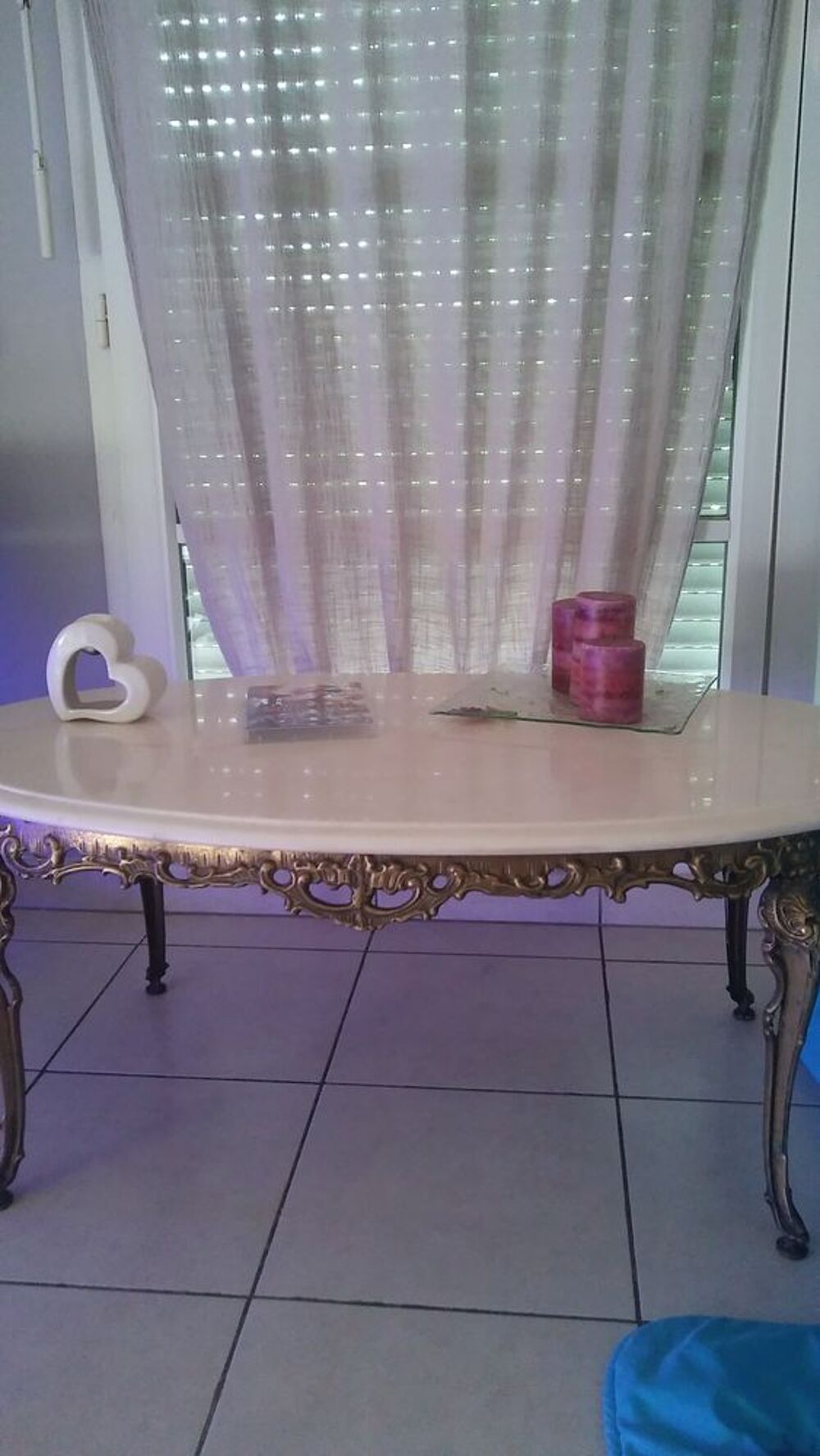 Table basse en marbre et pied chrom&eacute; dor&eacute;. Meubles