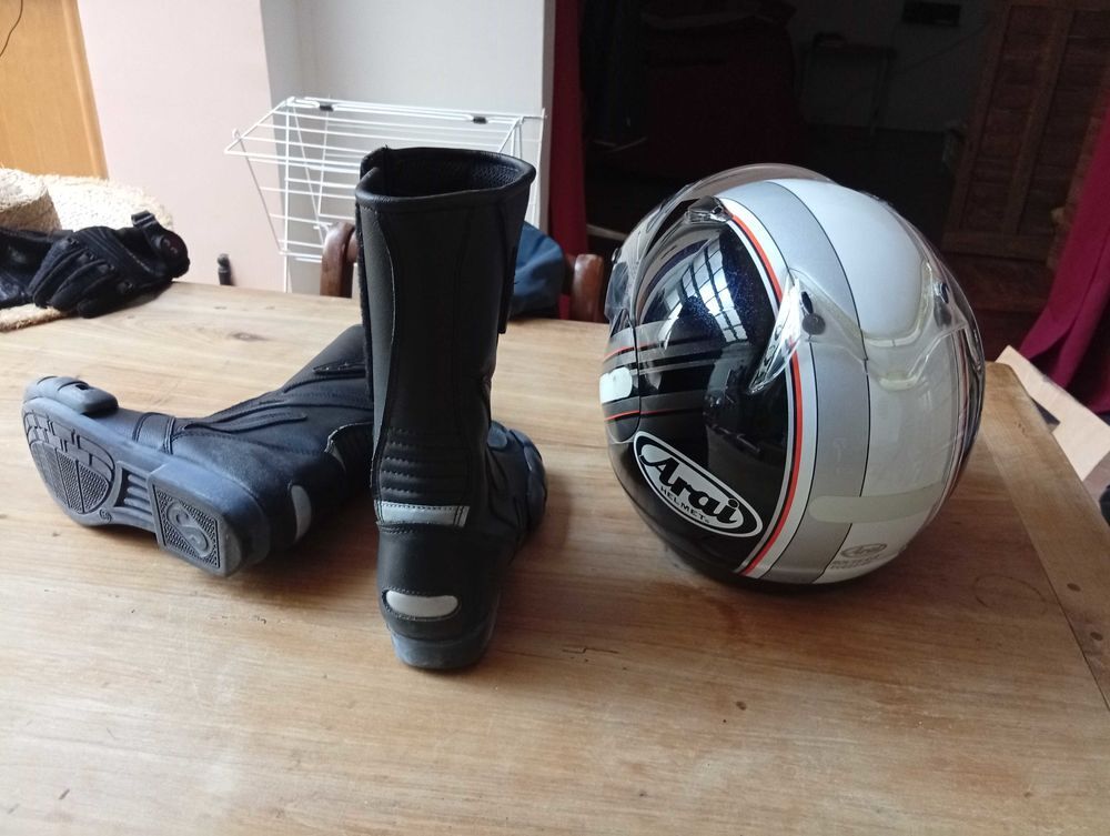 Casque moto Arai et bottes moto Gpa Sports