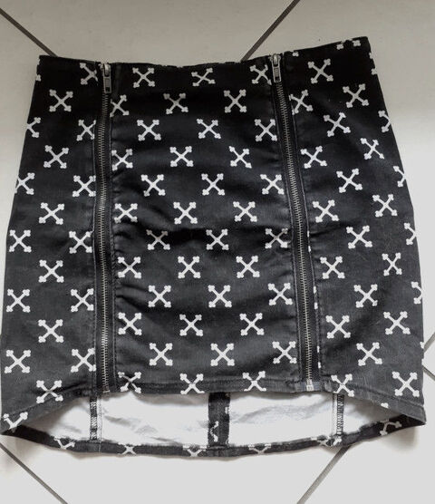 Mini jupe noire avec croix blanches 5 Aubervilliers (93)
