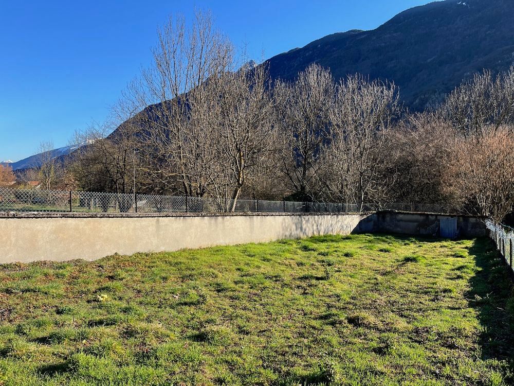 Vente Maison NOUVEAU PRIX ! SAINT REMY DE MAURIENNE Maison individuelle à rénover entièrement sur agréable terrain clos de 550 m2 Possibilité d'aménager une maison spacieuse ou de créer 2 ou 3 appartements indépendants Saint-rémy-de-maurienne