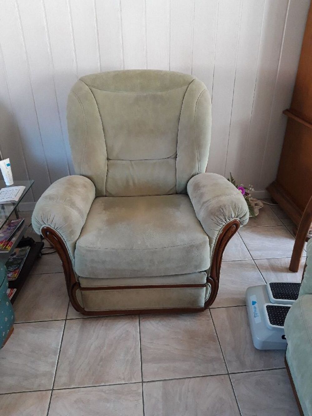 1 canap&eacute; lit et 2 fauteuils &eacute;lectrique Meubles