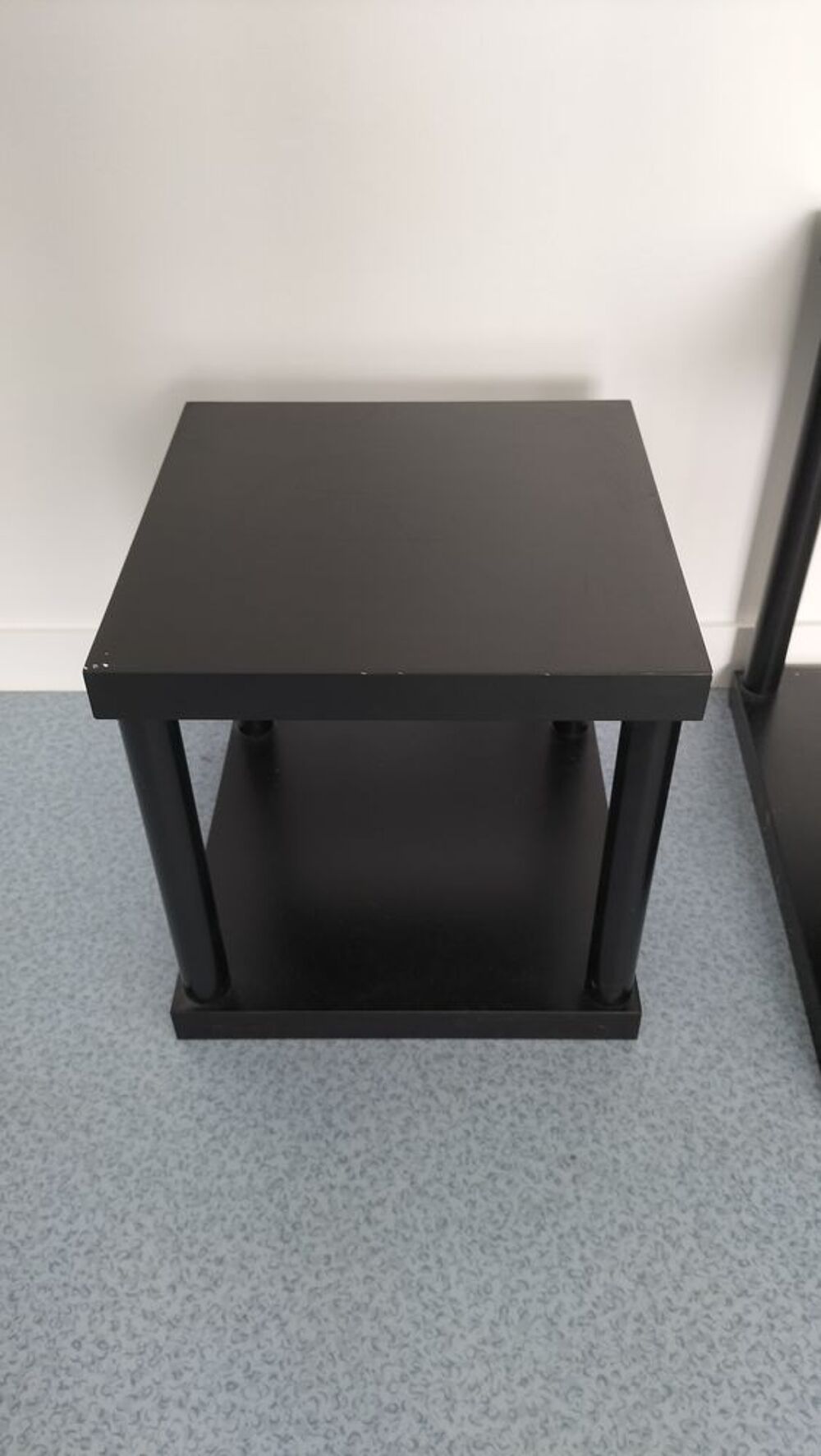 2 tables basses carr&eacute;es noires ,lot : 20 €. Meubles