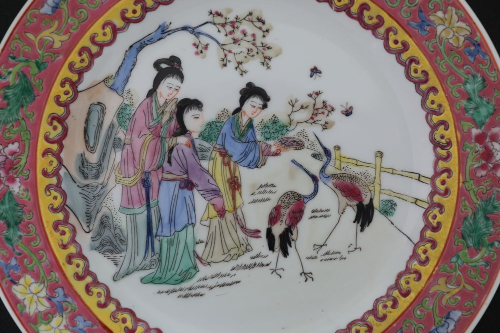 ASSIETTE CHINOISE PORCELAINE 3 FEMMES 2 OISEAUX 