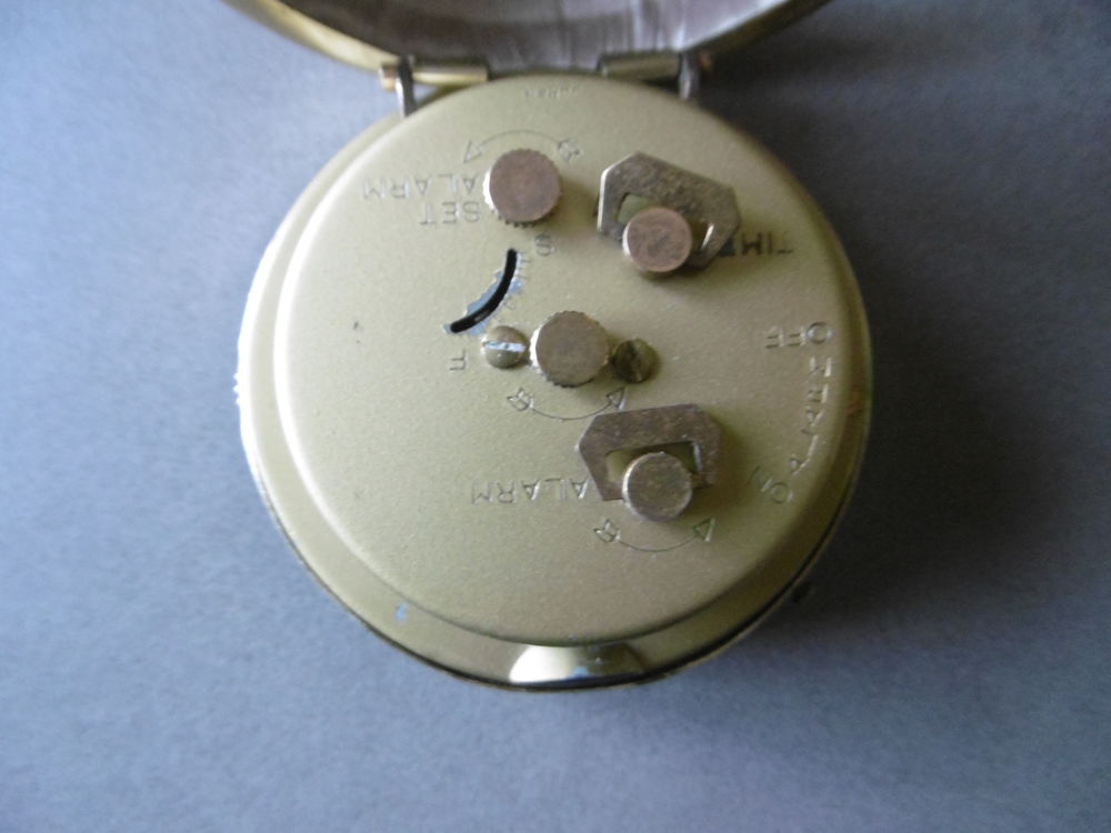 R&eacute;veil de voyage RYTHM Japan avec fuseaux horaires Bijoux et montres
