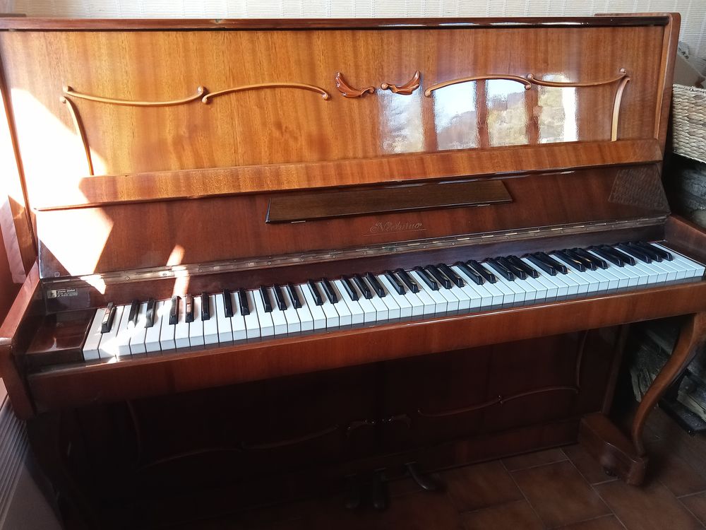 Piano droit Instruments de musique