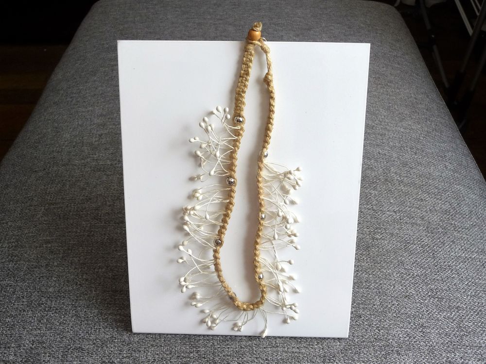 Collier Beige avec ses Fines Brindilles Blanches- Neuf Bijoux et montres