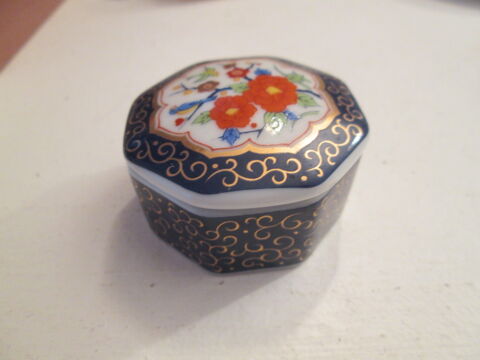 Petite boite octogonale en porcelaine bleue motifs japonais 6 Herblay (95)