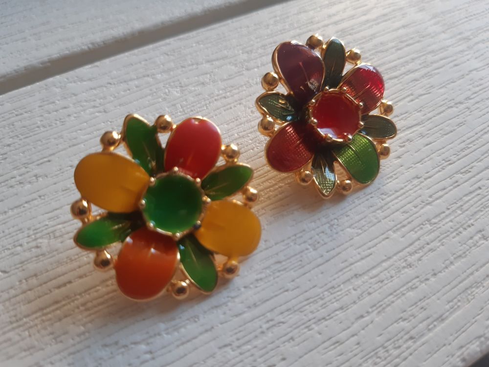 Lot de 2 Boutons fleurs multicolores m&eacute;talliques l&eacute;gers Bijoux et montres