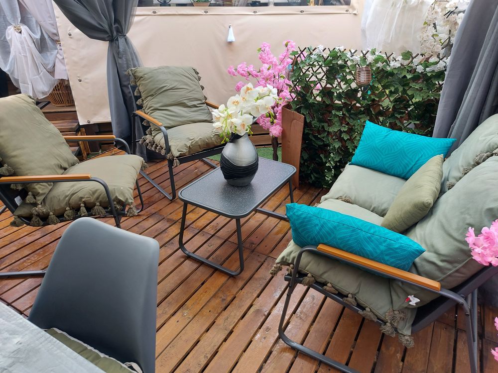 salon de jardin +coussins+table + 4 chaises Meubles