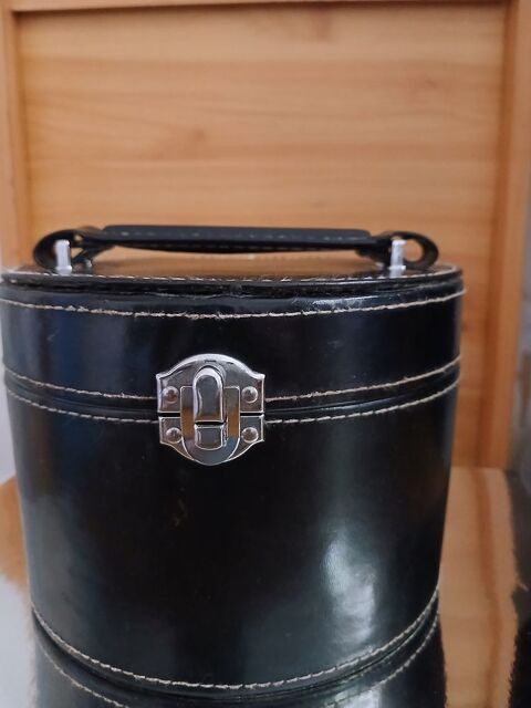 Vanity Case ronde Baignes-Sainte-Radegonde (16)