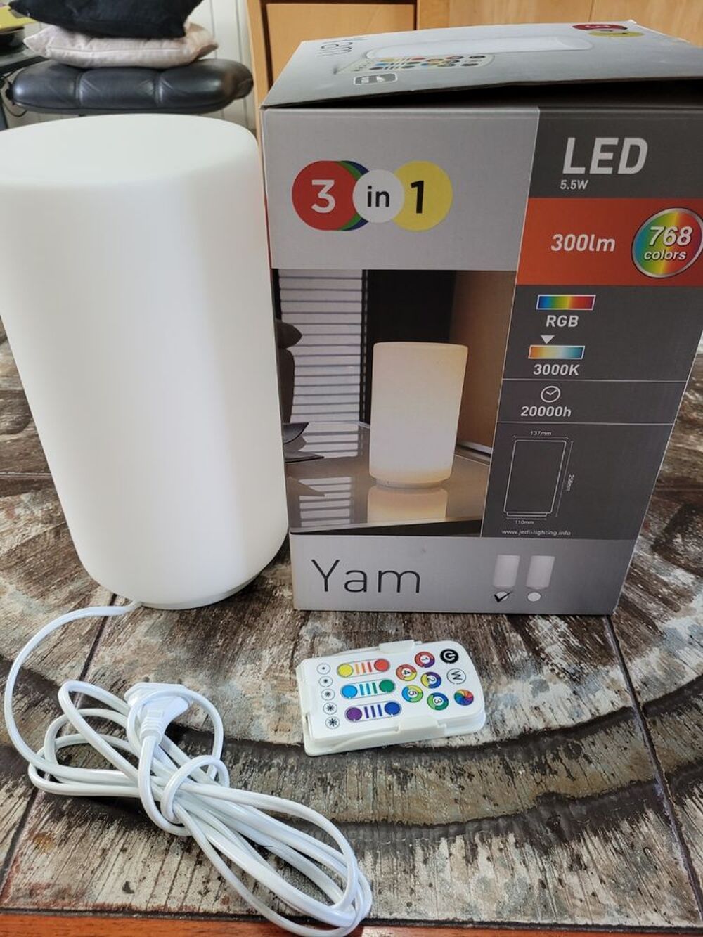 Lampe de table LED RGB &agrave; intensit&eacute; variable + t&eacute;l&eacute;commande, D�coration