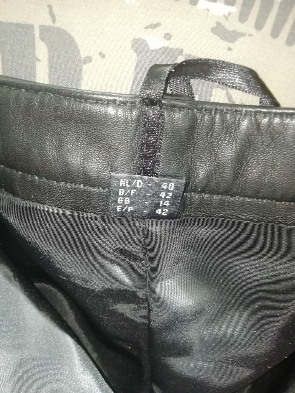 Pantalon noir cuir taille 42 neuf 
Vêtements
