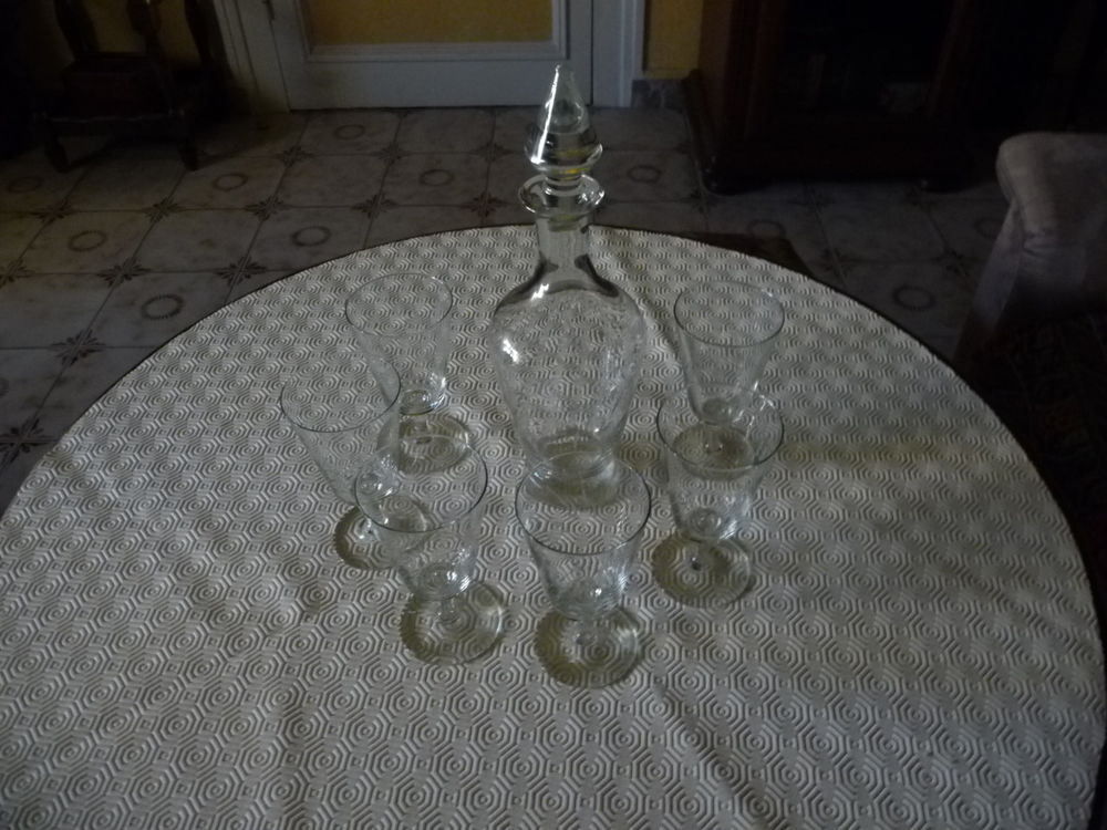 6 grands verres sur pied avec carafe 
Electroménager