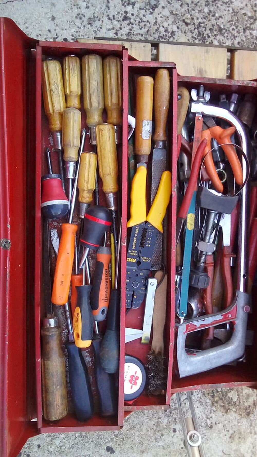 une caisse a outils remplie d'outils divers ; en bon &eacute;tat . Bricolage