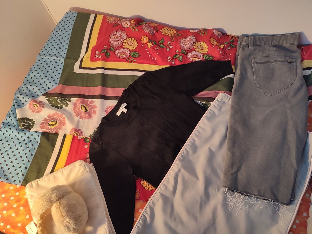 Pull ajour&eacute; aux &eacute;paules noir et autres Vtements