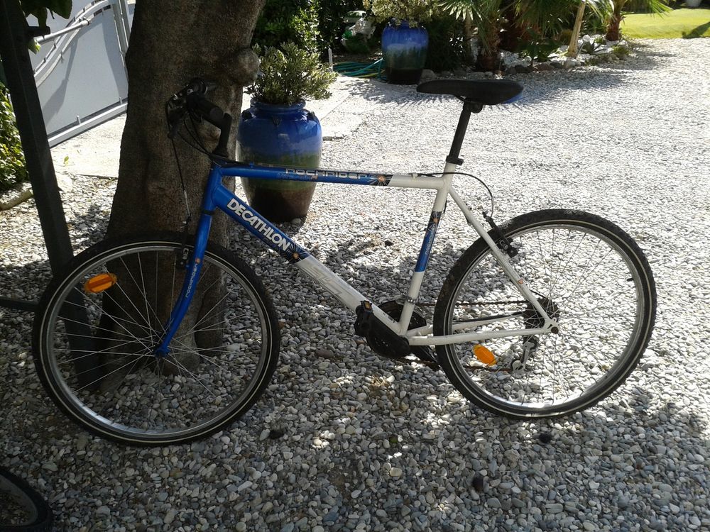 Vends v&eacute;lo d'occasion bleu. Vélos