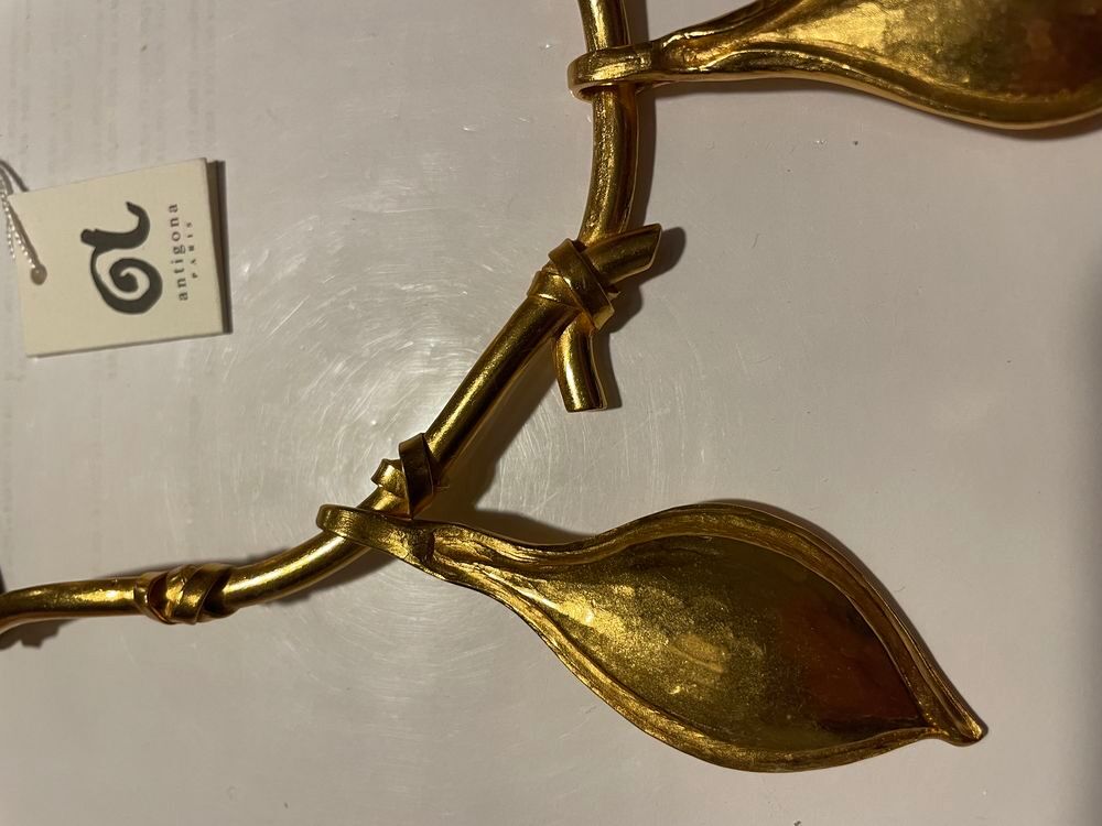 Collier semi-rigide dor&eacute; feuilles sur lacets ANTIGONA Bijoux et montres