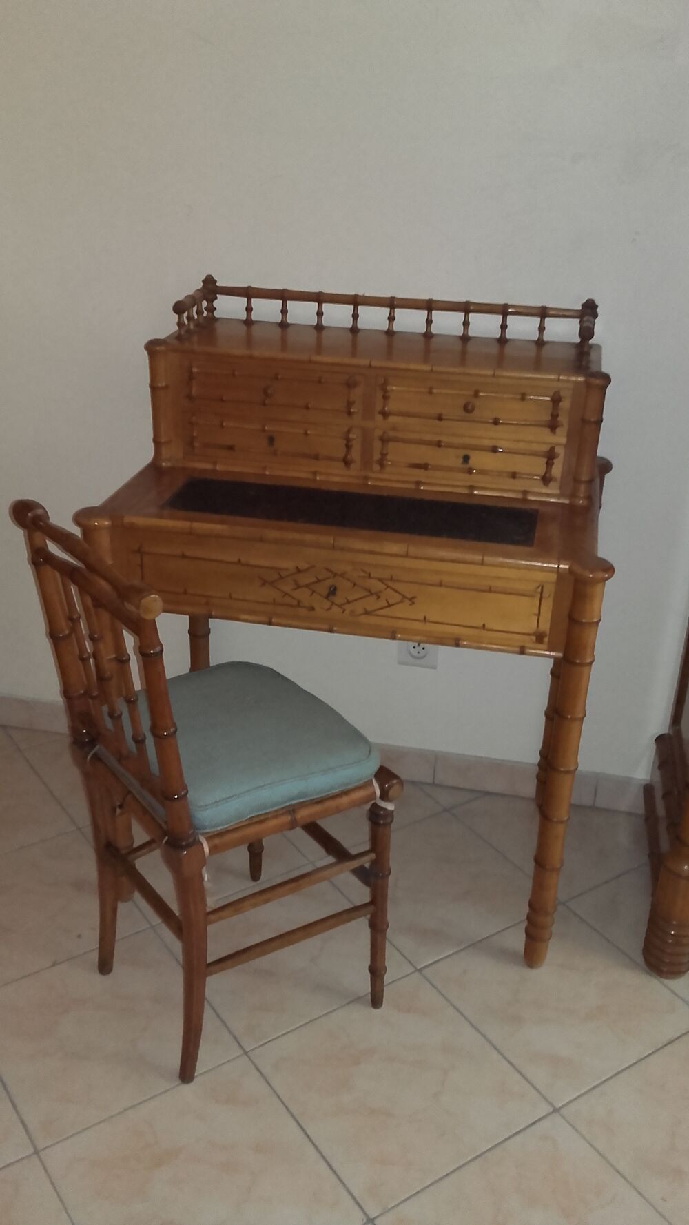 Mobilier de chambre &agrave; coucher en bambou et pin. Meubles