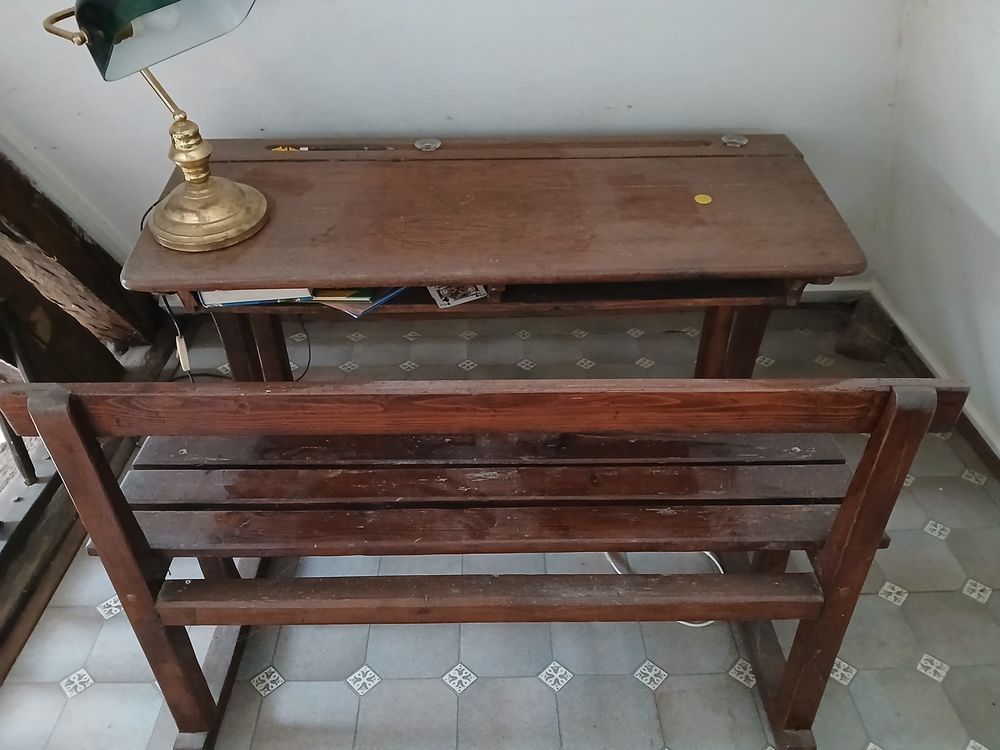 Bureau d'&eacute;colier ancien avec encriers Meubles