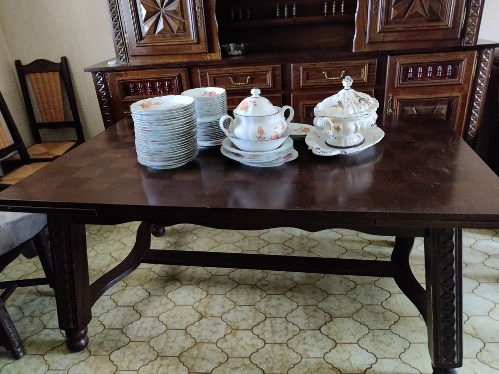 Table avec 6 chaises + lot de vaisselle Meubles