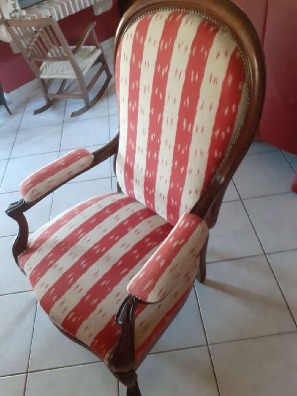 FAUTEUIL VOLTAIRE OSSATURE BOIS BIEN CAPITONN&Eacute; Meubles