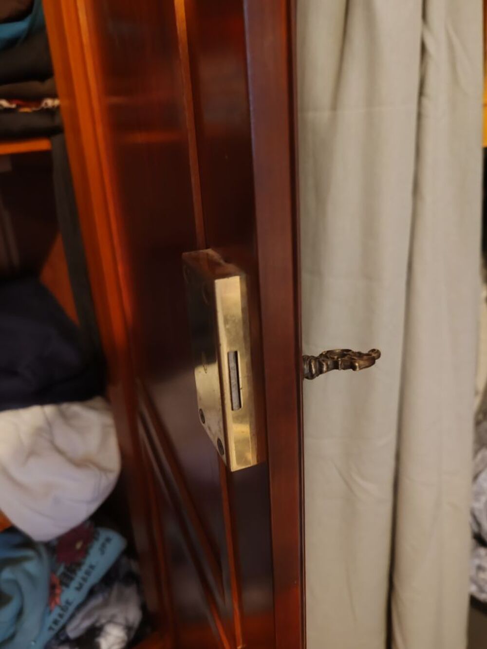 Armoire a &eacute;tag&egrave;re avec penderie Meubles
