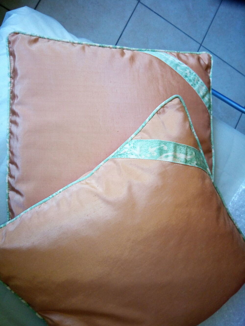 lot de 2 coussins en soie Heytens tr&egrave;s bon &eacute;tat Décoration