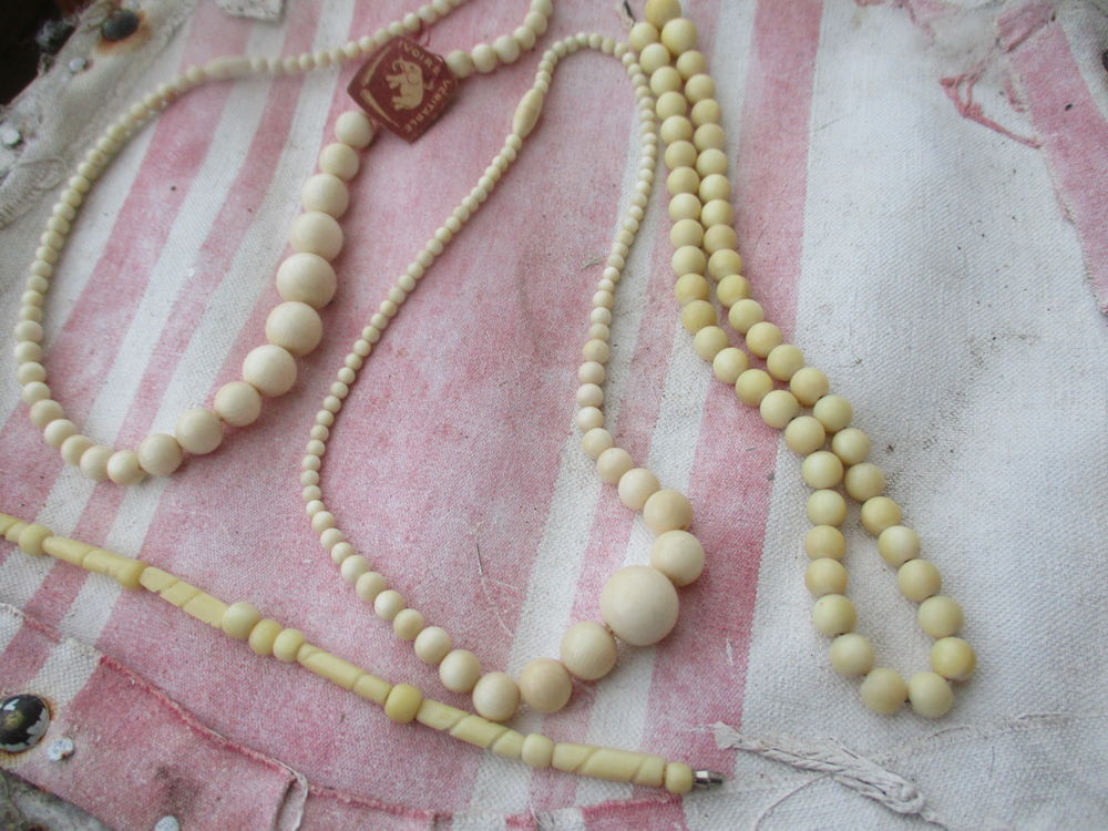 LOT DE 3 COLLIERS ANCIENS ET D UN BRACELET Bijoux et montres