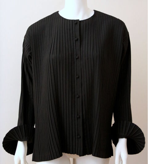 Veste Surchemise pliss�e ISSEY MIYAKE 450 Issy-les-Moulineaux (92)