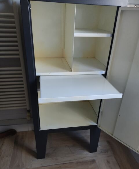 Petit meuble de rangement en métal gris avec étagères. 60 Erstein (67)