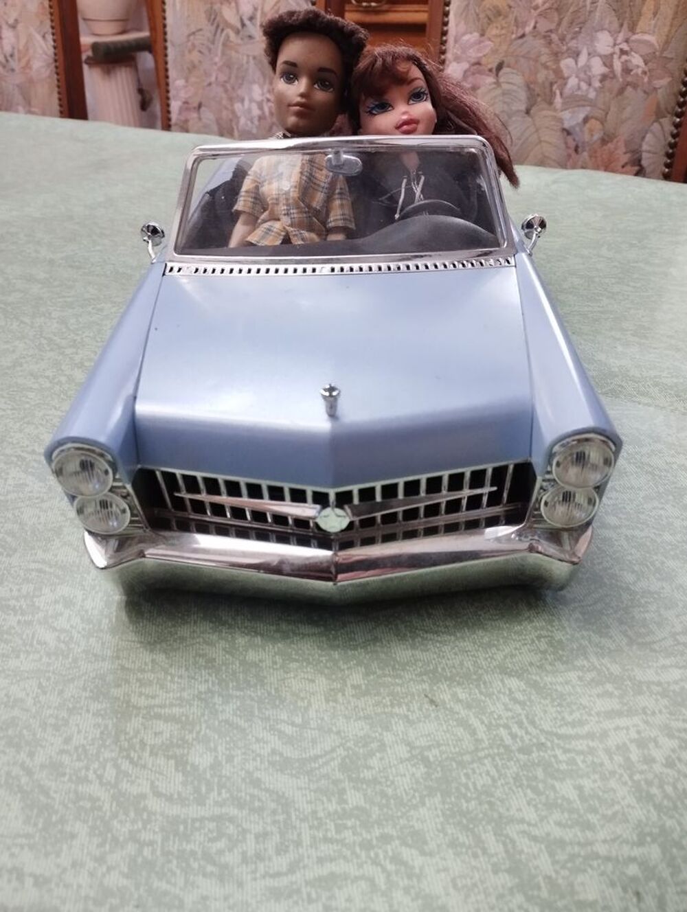 Cabriolet BRATZ VINTAGE avec RADIO et POUPEES Jeux / jouets