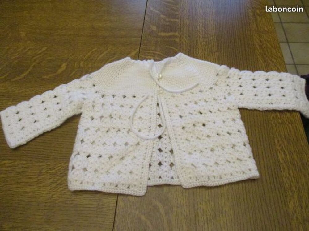 Brassi&egrave;re 3 mois blanche attach&eacute;e derri&egrave;re avec un cordon Vêtements enfants