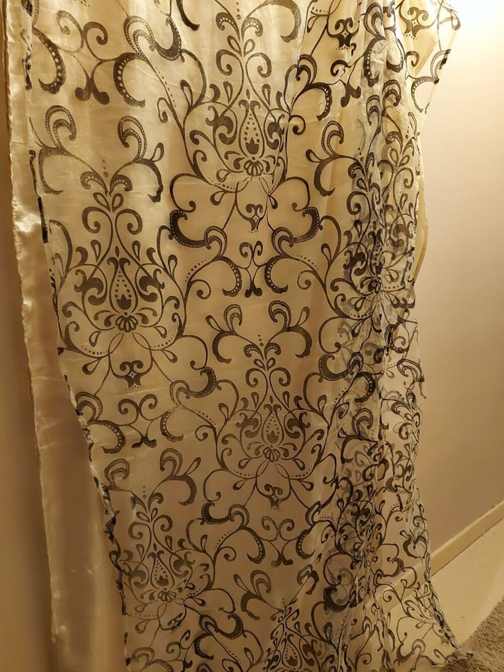 rideaux blanc avec des motifs noir Décoration