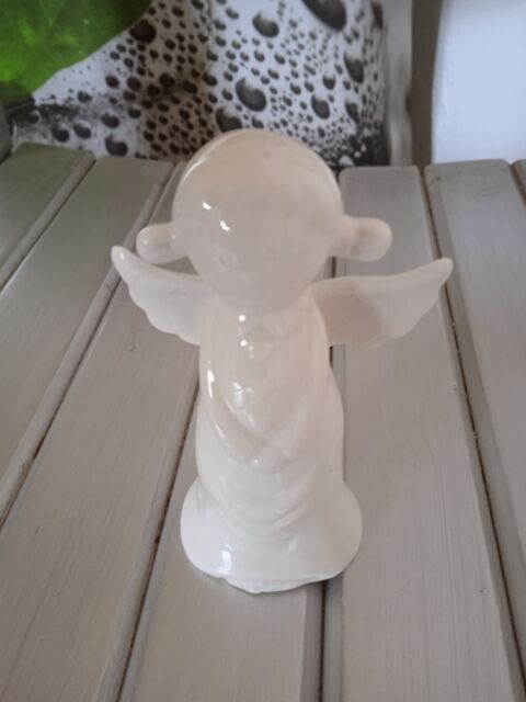 Statue porcelaine ange blanc
En Prière
Excellent état
10  10 Talange (57)