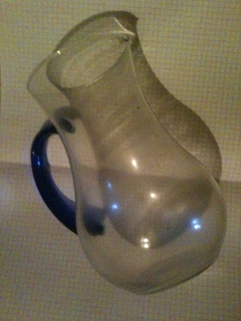 Pichet en verre avec anse bleue, 20 cm environ de haut, TBE Cuisine