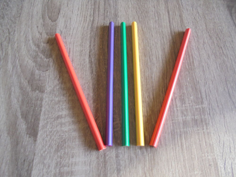 Crayons de couleurs + embouts (28c) Jeux / jouets