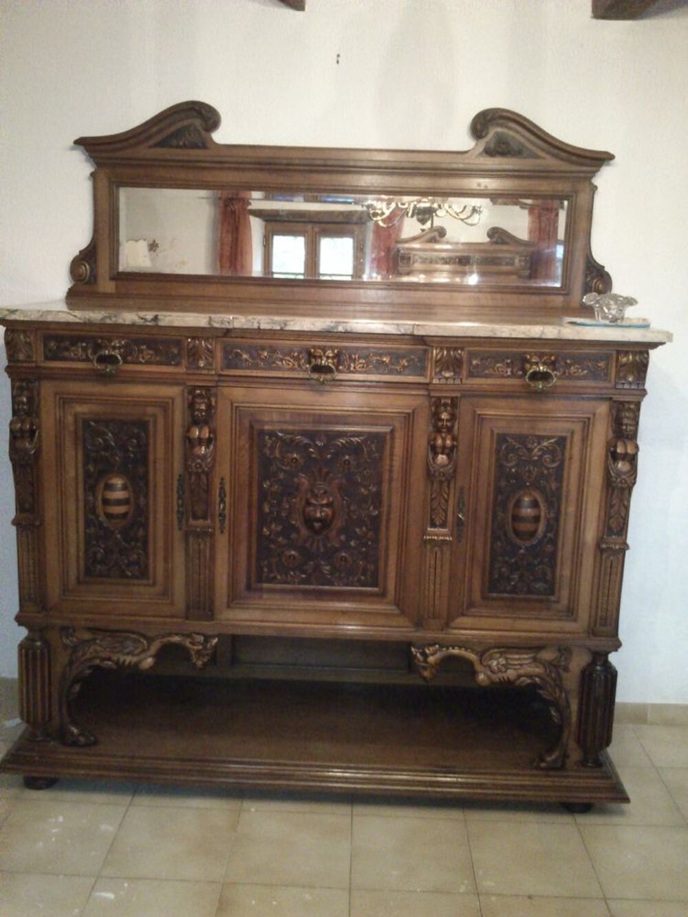 salle &agrave; manger en noyer style renaissance Meubles