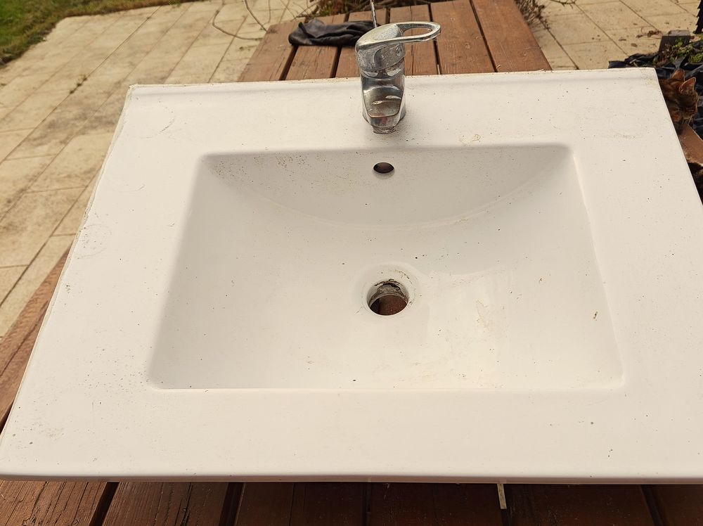 Vasque &eacute;quip&eacute;e pour salle d'eau Bricolage