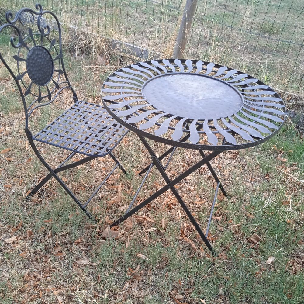 Table pliante et une chaise metal pour terrasse ou jardin Jardin